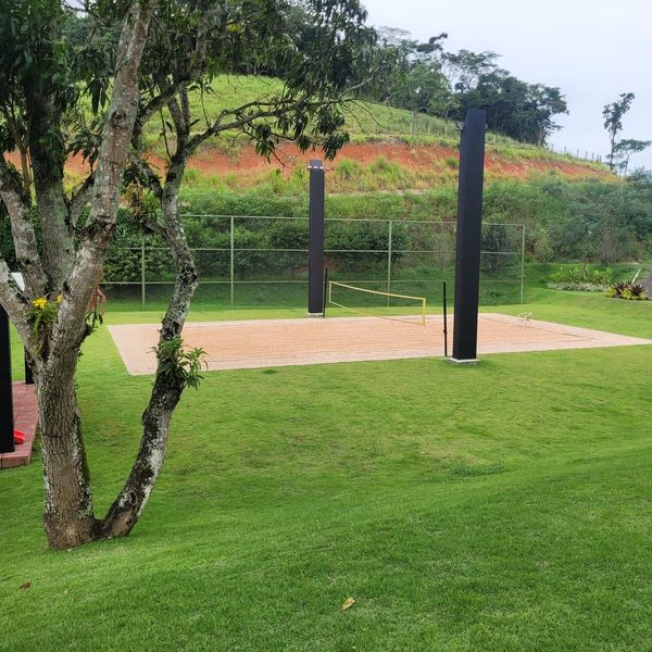 Gramado com quadra e área de convívio