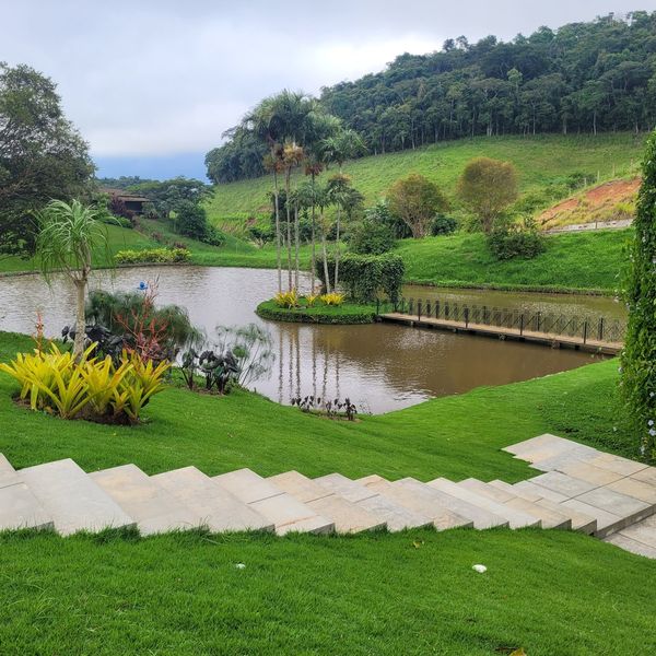 Lago paisagístico com pontes e jardins