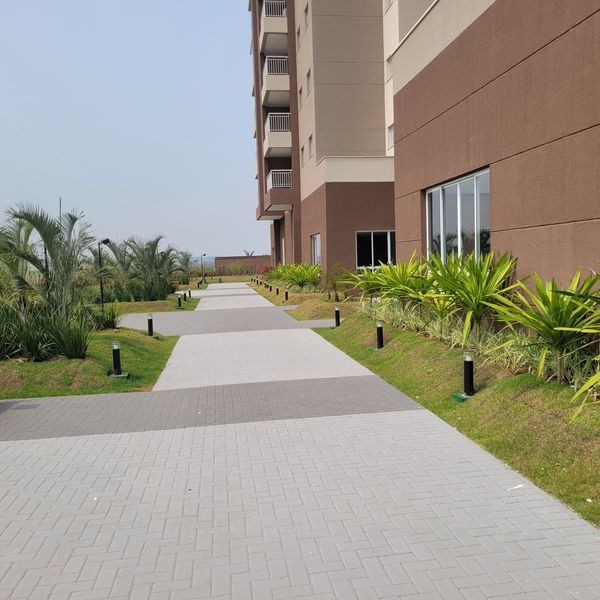 Calçadão com jardins e bollards